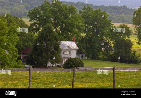 Church Hill Tennessee Usa An Old Weathered Farm House Sits Amongst