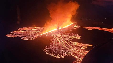 Vulcano Di Nuovo In Eruzione In Islanda Evacuata Citt Ma Lo