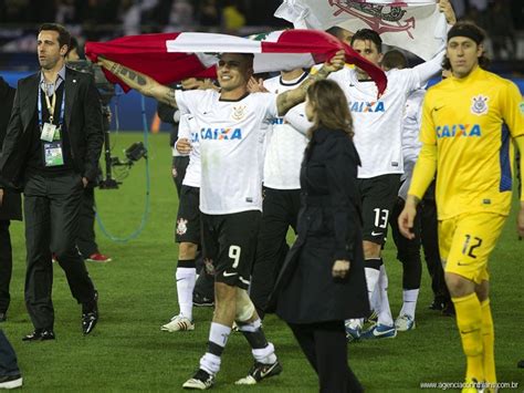 Paolo Guerrero Celebra Con La Bandera Peruana Triunfo Del Corinthians