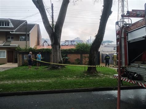 Moradores se assustam cheiro da fumaça e acordam casa em chamas