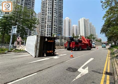 天水圍貨車自炒翻側 司機一度被困｜即時新聞｜港澳｜on Cc東網