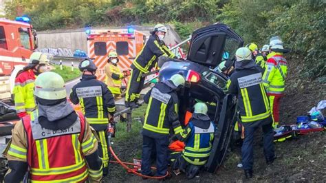 Verkehrsunfall bei A448 Auffahrt Rettungskräfte können