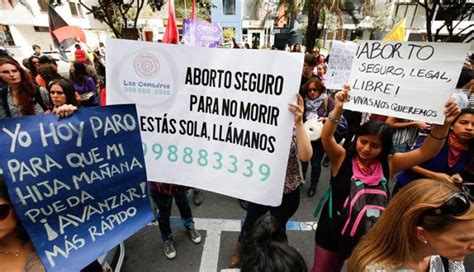 Un Millar De Personas En Marcha Por La Mujer En Quito