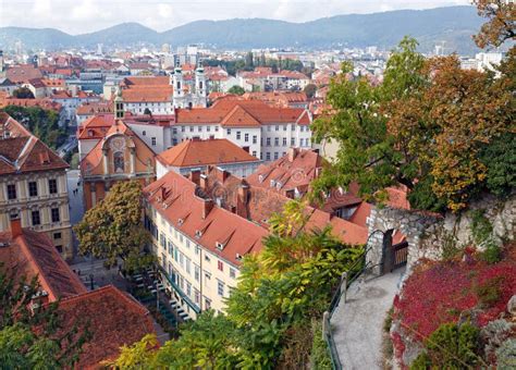 Vista Del Viejo Centro De Ciudad De Graz De La Escalera De La Colina De