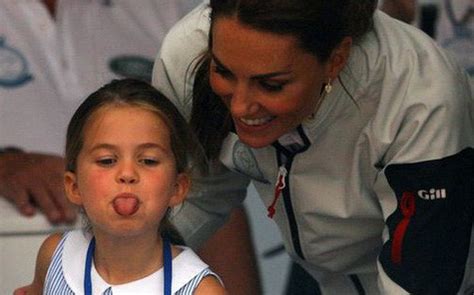 Công chúa Charlotte lè lưỡi trêu ngươi đám đông cách Kate Middleton