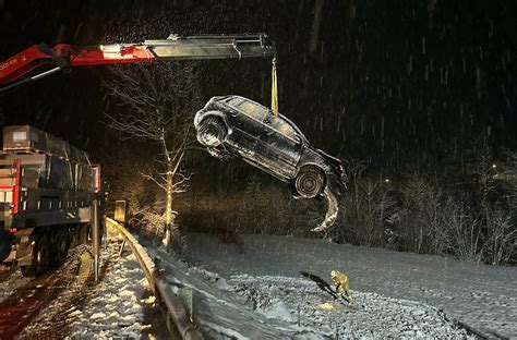 Einsatz Im Bezirk Scheibbs Pkw Lenkerin Landete In Neustift Am Dach