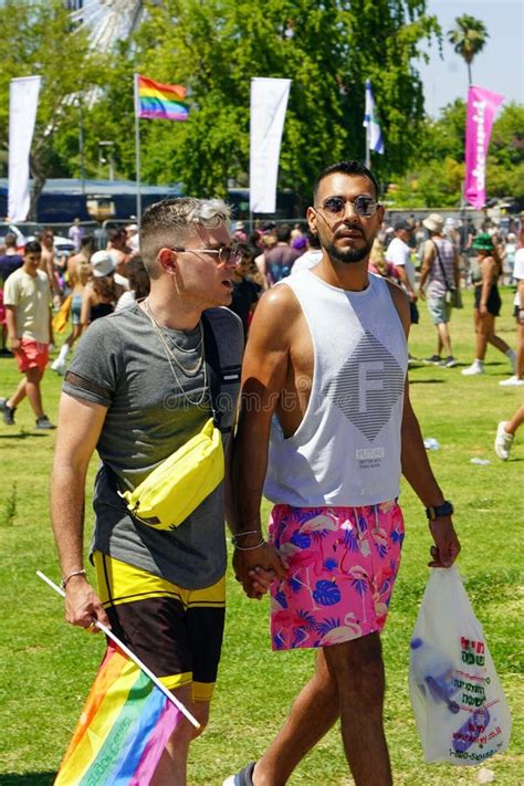 Desfile De Lesbianas Y Gays Gays Caminando En El Desfile Del Orgullo Gay Imagen Editorial