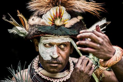 Papua New Guinea tribesmen cover their faces in colourful dye - ReadSector