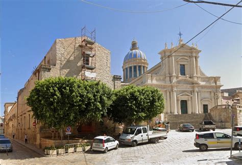 Comiso Saranno Spostati I Due Ficus Davanti Allex Chiesa Del Ges