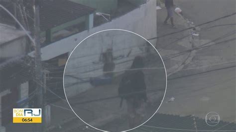 Vídeo flagrante do globocop 3 bandidos armados nas ruas da Vila