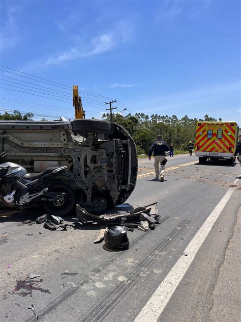 Batida Entre Carro E Moto Deixa Uma Pessoa Gravemente Ferida Na Br