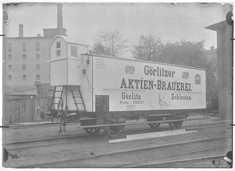 Fotografie zweiachsiger gedeckter Güterwagen mit Bremserhaus Gattung