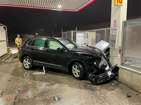 Auf der A10 in Salzburg Spittaler kracht mit seinem PKW in Zapfsäule