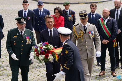 Ravivage De La Flamme Au Monument Du Poilu Inconnu à Laeken La France