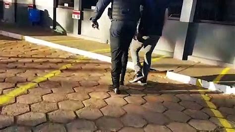 Homem é Detido Após Ameaçar Amiga Com Quem Divide A Residência Vídeo