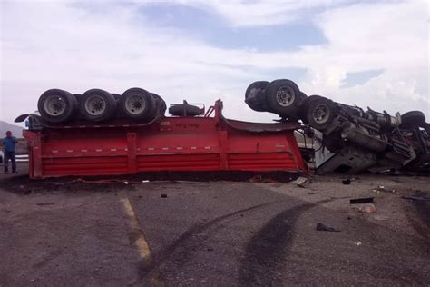 Trailero sale herido en volcadura El Siglo de Torreón