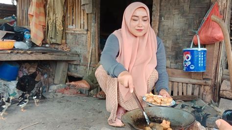 AWW JANDA DESA CANTIK BAHENOL MASAK PISANG GORENG DI SAUNG SAWAH