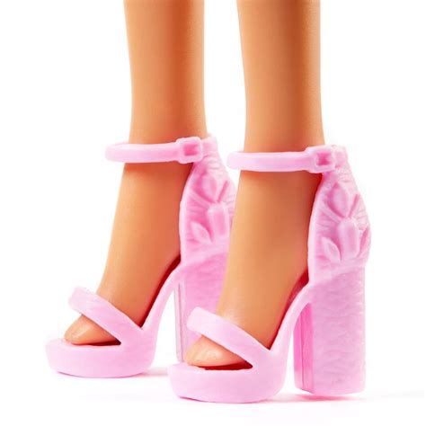 Barbie Fashionistas Ultimate Closet Doll And Accessory Gbk