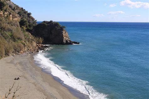 Playa Las Alberquillas Nerja 2025 INFO y cómo llegar