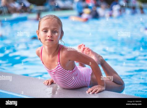 Wundersch Ne Kleine M Dchen Schwimmt Im Pool S E Kleine M Dchen Im