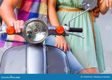 Pares Felices Jovenes En El Amor Que Monta Una Vespa Retra En La Calle