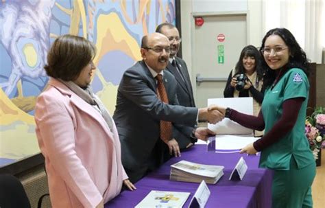 Reconoce Facultad de Odontología excelencia académica de estudiantes y