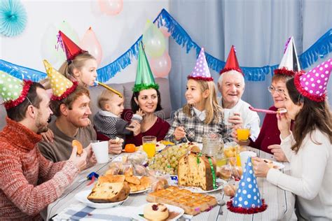 Familia Divirtiéndose Durante La Fiesta De Cumpleaños De Los Niños Foto