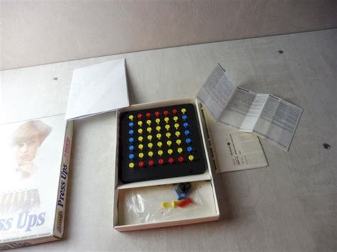 Ancien jeu de stratégie Press Ups Master Mind Invicta 1974 complet