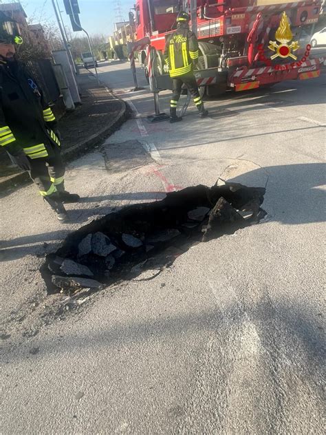 Si Apre Una Voragine Sull Asfalto Camion Di Veritas Ci Finisce Dentro