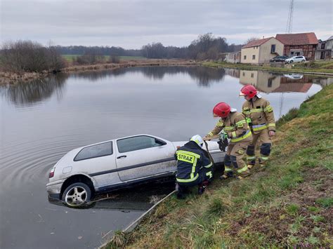 Spieszył się do pracy stracił panowanie nad samochodem i wpadł do