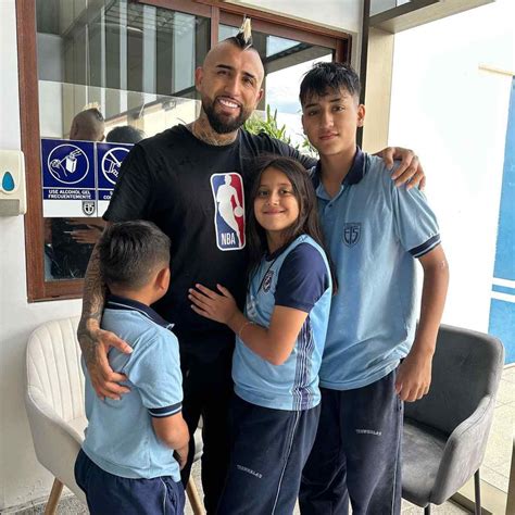 Milagro Fuiste A Verlos La Comentada Foto De Arturo Vidal Con Sus