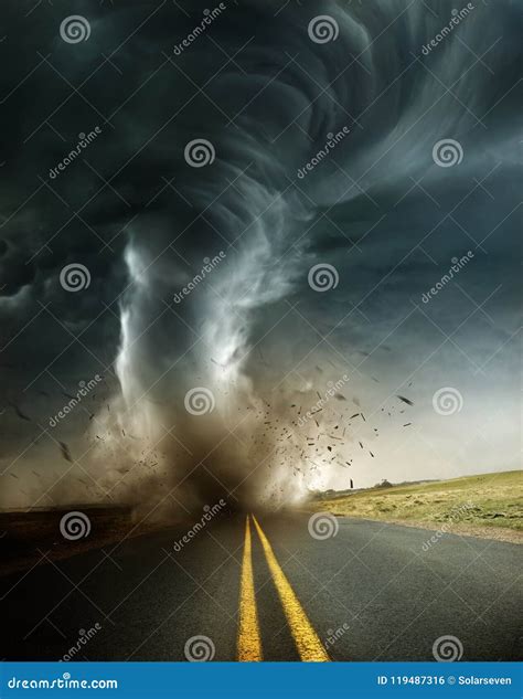 Un Tornado Potente Y Destructivo Foto De Archivo Imagen De Carretera