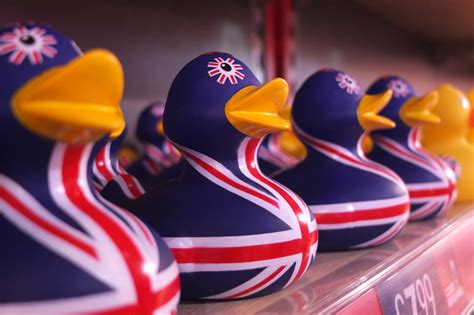 The Best British Kitsch Souvenirs in London (Big Ben and Union Jack)