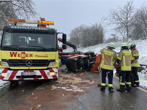 Auslaufender Kraftstoff Lkw Feuerwehr Malsch Retten L Schen