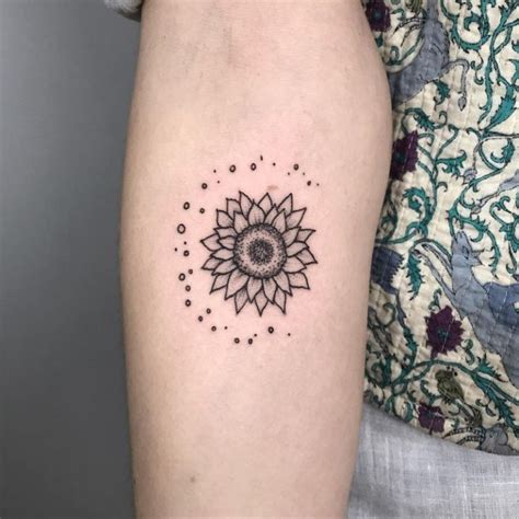 Minimalist Sunflower Tattoo 10 KickAss Things