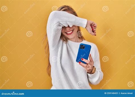 Jeune Femme Blonde Utilisant Smartphone Dactylographier Message Souriant Joyeux En Jouant Un