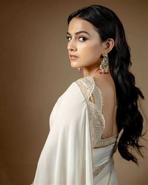 Shraddha Srinath Hot Cleavage Exposed In Sleeveless Saree Glamsundari In
