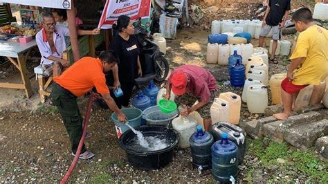 Warga Padang Kekeringan BPBD Salurkan Bantuan Air Bersih Pakai Truk