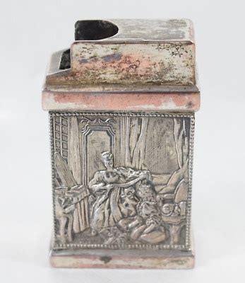 Ancien Porte Briquet De Table En Metal Argente Decore De Scenes