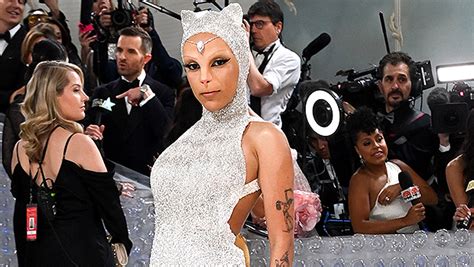 Doja Cat Dressed Like Karl Lagerfeld’s Cat At The Met Gala, Of Course ...