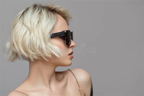 Portrait D Une Fille Blonde Avec Une Courte Coupe De Cheveux En Lunettes Noires Image Stock