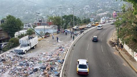 Habitantes De La Colonia Los Lirios Bloquean Con Basura La Carretera