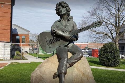 There S A Movement In Tennessee To Replace Confederate Monuments With Statues Of Dolly Parton