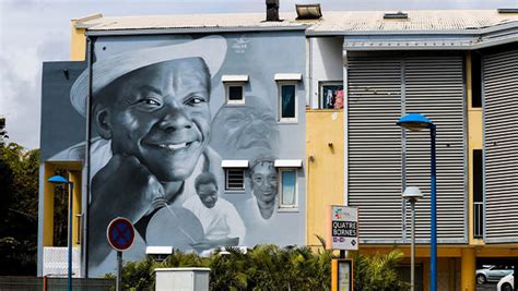 Saint Benoît une fresque géante en hommage à Gramoun Lélé peinte à