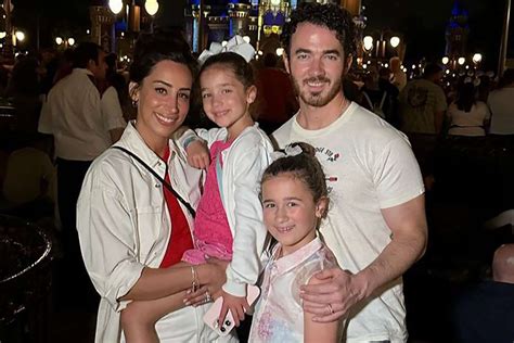 Kevin Jonas Celebrates Wife Danielle Jonas On Mother S Day