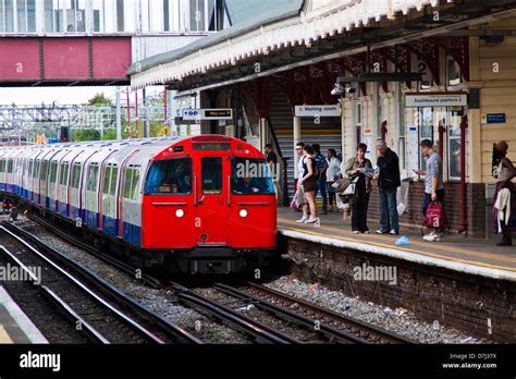 Harrow&Wealdstone railway station Stock Photo - Alamy