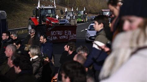 Protes Kebijakan Pemerintah Petani Prancis Blokade Jalanan Paris Pakai