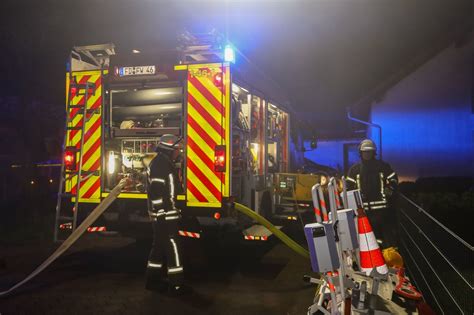 M Lltonnenbrand Greift Auf Dachstuhl Feuerwehr Kann Schlimmeres