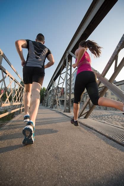 Deportes Urbanos Pareja Joven Sana Corriendo Por El Puente En La