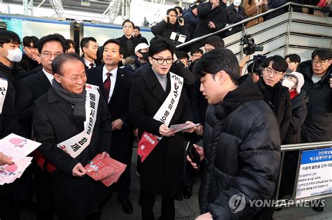 설 귀성 인사 나선 한동훈 비대위원장 윤재옥 원내대표 연합뉴스